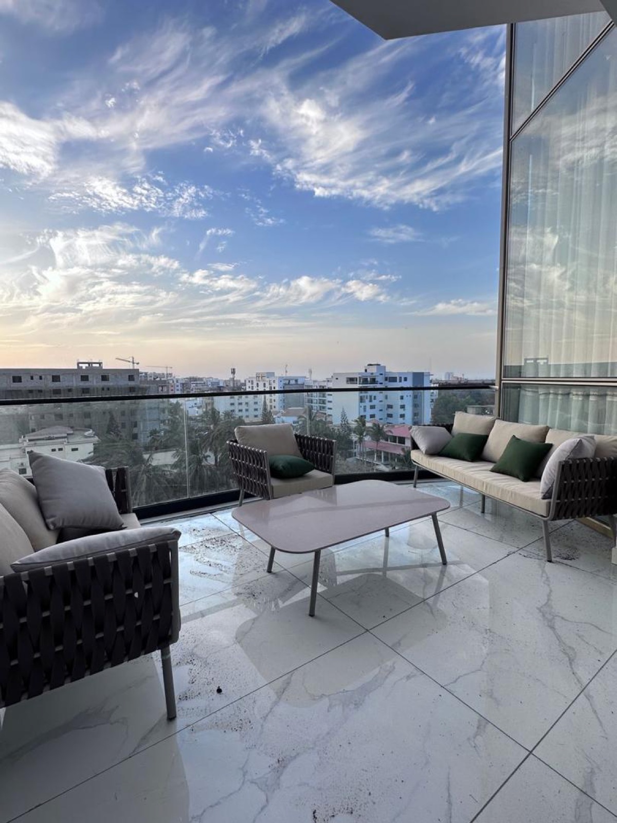 Photo — terrasse lounge avec vue sur Dakar